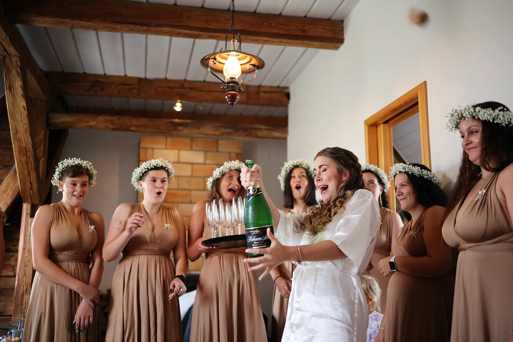 Nevěsta s družičkami otevírá sekt, Františkův dvůr