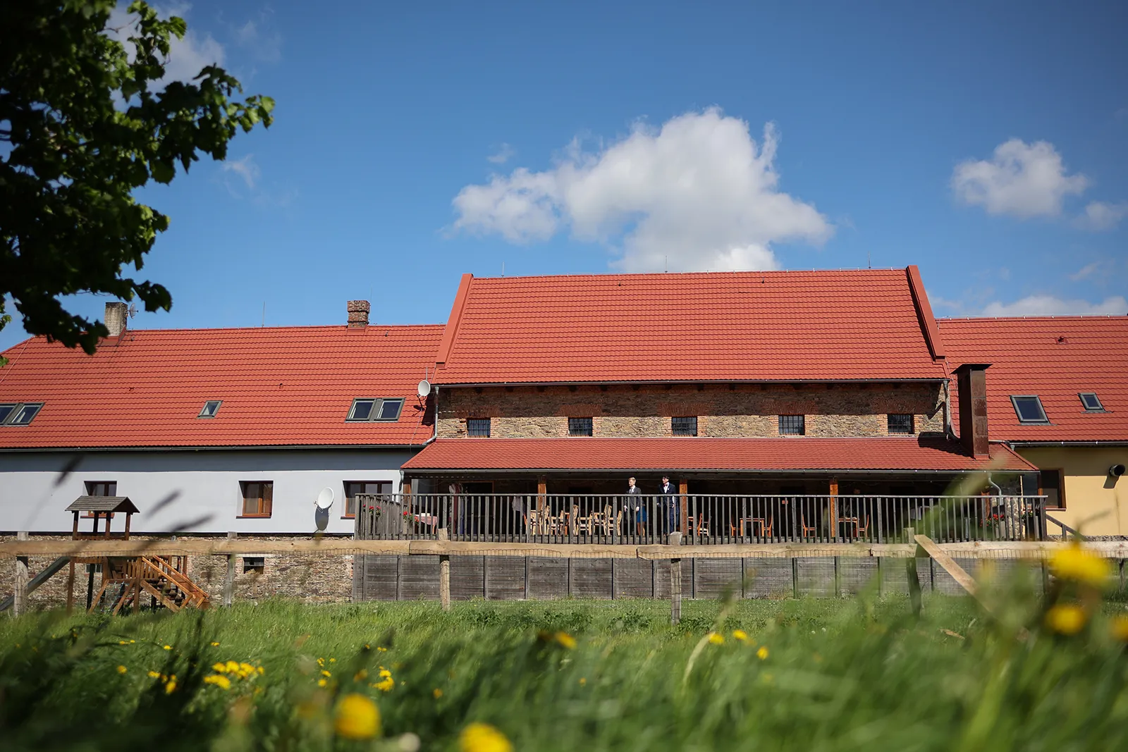 Františkův dvůr — areál s terasou nad loukou